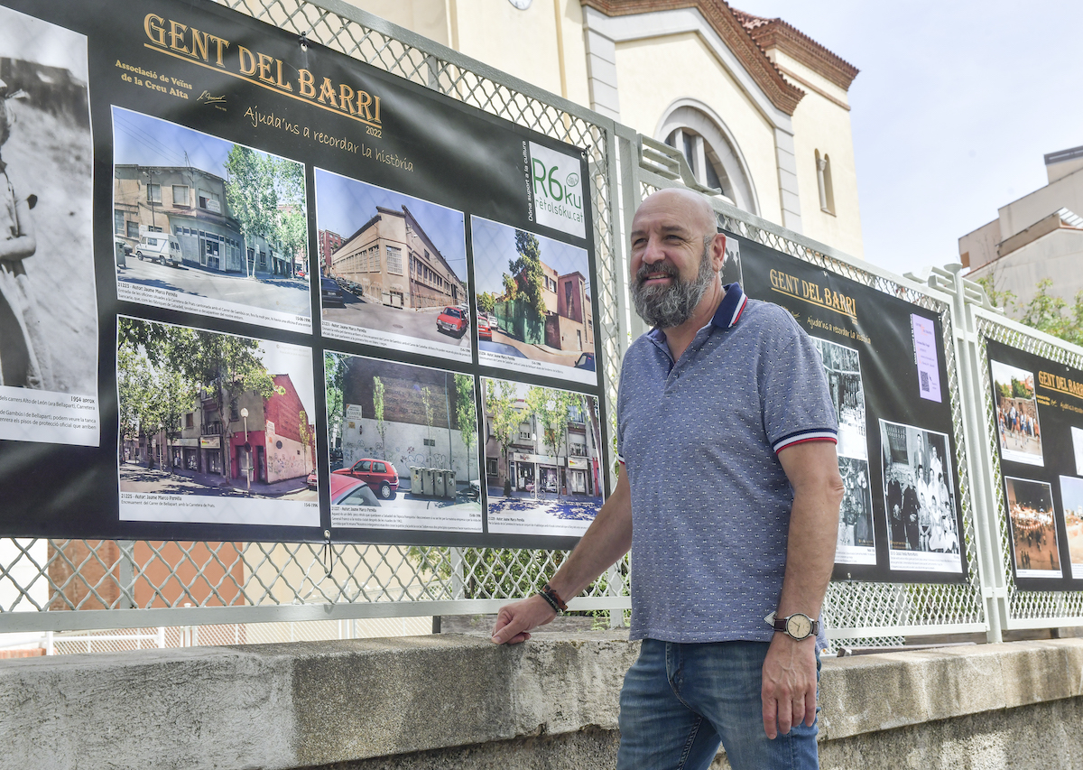 En Jaume Marco, fotografiat davant de l’exposició de fotos cedides a Can Balsach / victor castillo
