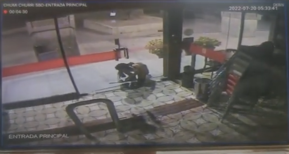 Captura del vídeo que mostra el robatori al restaurant de Sabadell