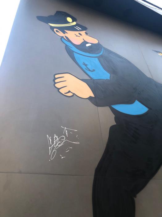 Un graffiter embruta el mural de Tintín 