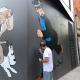 Un veí neteja l'acte vandàlic al mural de Tintín