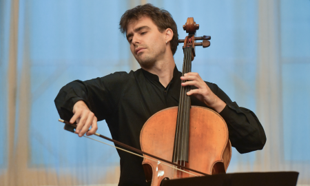 Pau Codina, al violoncel