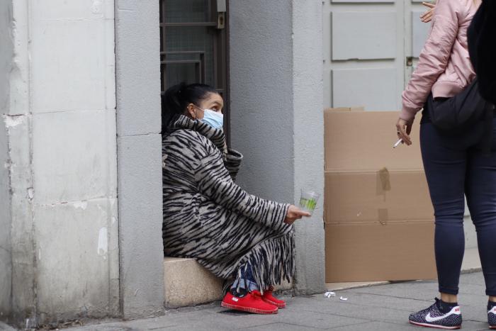 Una dona demanant caritat al carrer / AINA TORRES