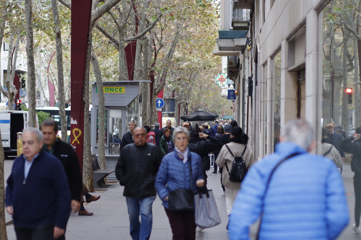 Gent passejant per la Rambla de Sabadell / AINA TORRES