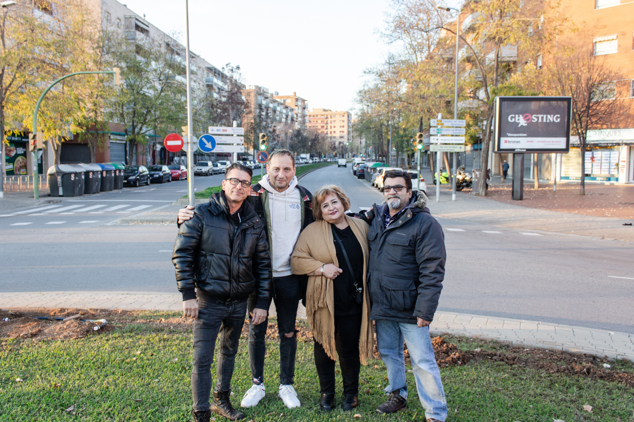 Veïns del barri de Can Llong –l’Antonio, el Jorge, l’Ana i l’Emilio–, que demanen que l’estació de Can Llong sigui una realitat