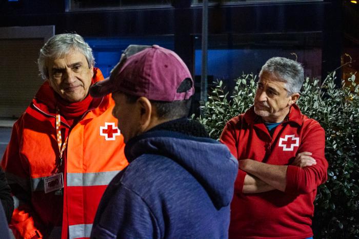 En Rodolfo, amb voluntaris de les UES de la Creu Roja / VÍCTOR CASTILLO