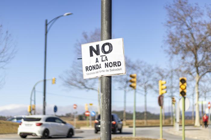 Cartell amb un 'no' a la ronda Nord / AINA TORRES