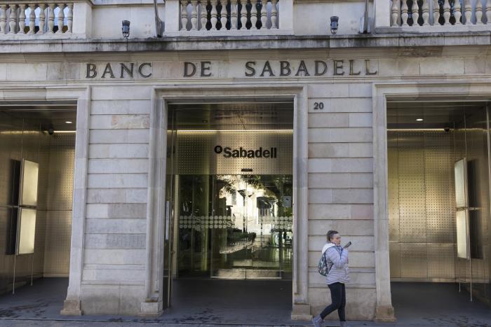 Imatge de l'oficina de Banc Sabadell a la plaça de Sant Roc / AINA TORRES