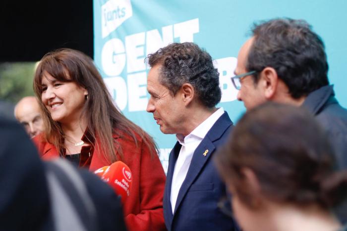 Lluís Matas, acompanyada de la presidenta del Parlament Laura Borràs i l'exconseller Josep Rull / AINA TORRES