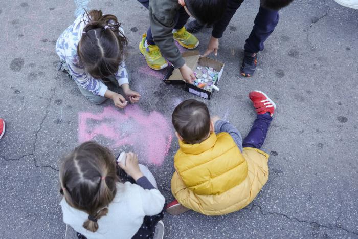 nens i nenes jugant carrer covadonga infants