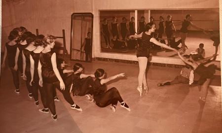 Sabina Rocamora durant una instrucció de dansa / D.S.