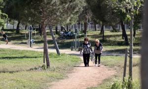 Gent passejant al Parc Central del Vallès / AINA TORRES