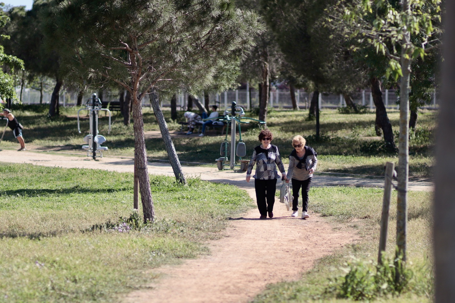 Gent passejant al Parc Central del Vallès / AINA TORRES